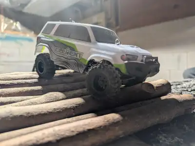 Element Enduro 24 RC rock crawler like new rtr usedaybe 3 times on an indoor course. Has metal front...