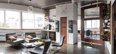 A louer espace de bureau à air ouverte. Le local récemment rénové et très éclair contient plusieures...