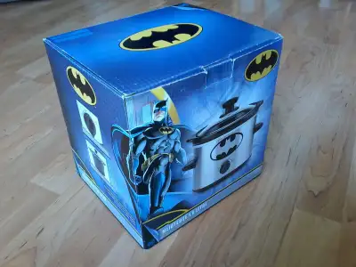 MIJOTEUSE COOKER DU SUPER HÉROS BATMAN EN EXCELLENTE ÉTAT. MAISON SANS FUMÉ LIVRAISON GRATUITE GRATU...
