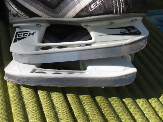 Youth CCM CRB-5 Ice Hockey Skates Size 11 GC in Hockey in Winnipeg - Image 7