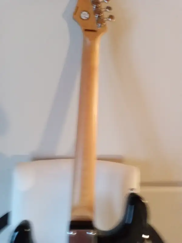 SILVERSTONE BLACK\WHITE ELECTRIC GUITAR in Guitars in City of Halifax - Image 6