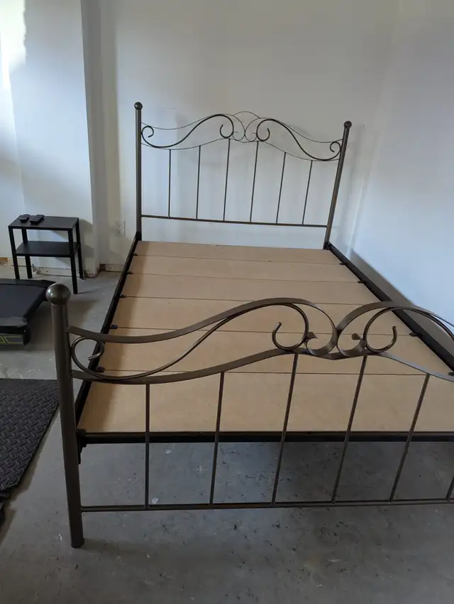 Lit en métal Queen Amisco in Beds & Mattresses in Québec City - Image 3