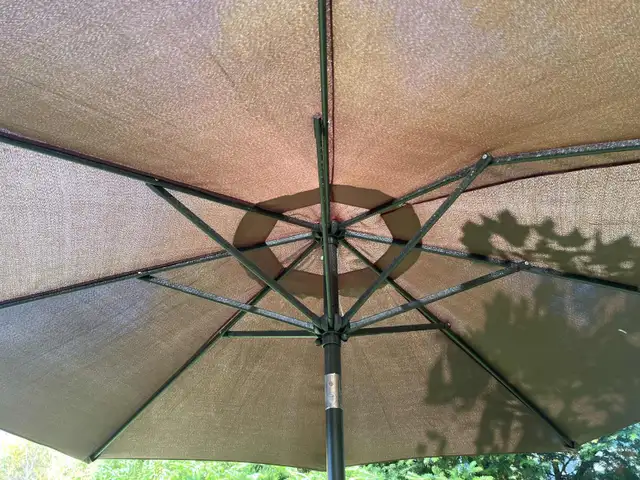 Granby : Grand Parasol avec pied robuste en fonte in Patio & Garden Furniture in Granby - Image 3