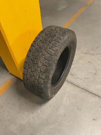 Toyo open country at 3. Ils sont à 10/32 d’usure.très bon pneus,négociable.