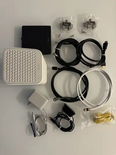 Routeur Hélix Vidéotron avec un Terminal télécommande, plus câble coaxiale et HDMI État Neuf , Cause...