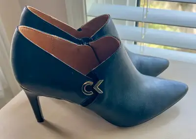 These stylish Calvin Klein Jennavie ankle booties are sleek, versatile, and perfect for all year-rou...