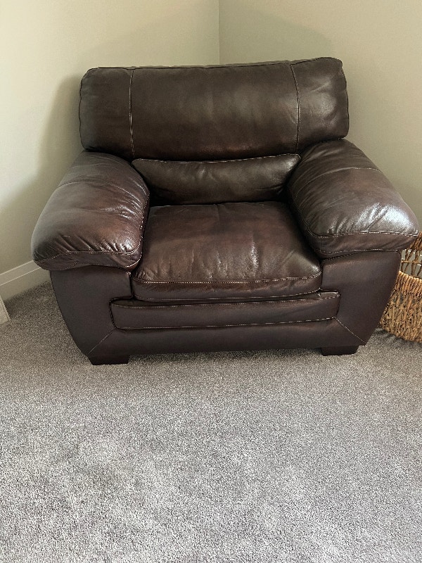 Oversized brown leather chair Chairs & Recliners Sarnia Kijiji