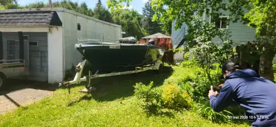 bateau a vendre pour bricoleur. moteur a une pompe a fuel neuve (1200$) avec 572 hr.vient avec trail...