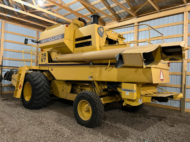 New Holland TR 97 Combine in Farming Equipment in Saskatoon - Image 3