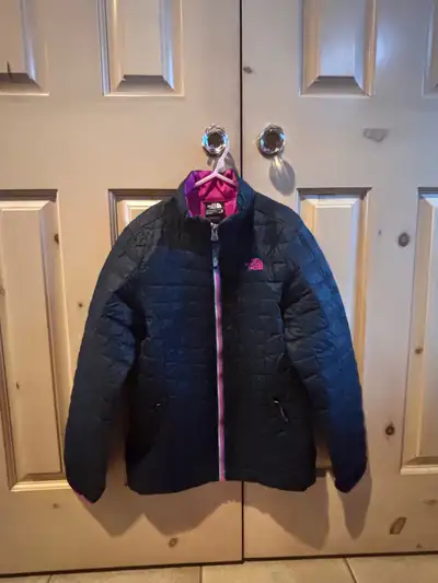 North Face Girls Coat Lightweight girls North face coat that is still very warm, just not bulky Size...