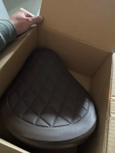 Brown drivers seat Extra part in buyers list. Looks better and slightly more comfortable then stock...