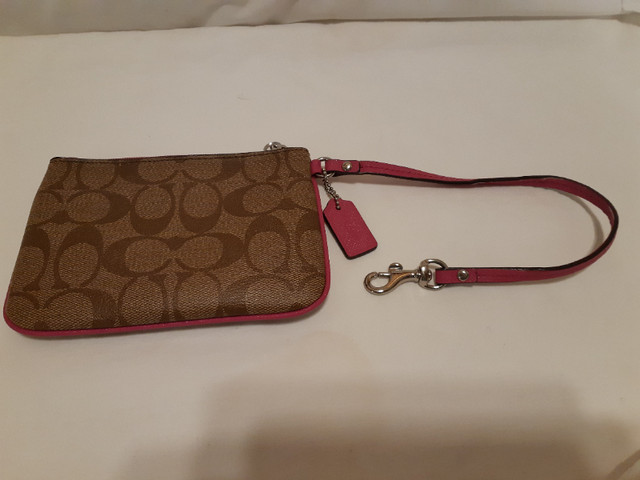 Women's New Small Coach Brown/Taupe/Rose Wristlet/Change Purse in Women's - Bags & Wallets in City of Halifax - Image 3