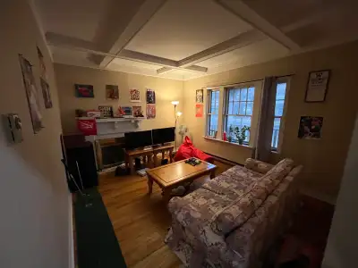 2 bedroom, 1 bathroom apartment located at the corner of Robie and Coburg. This apartment will go fa...