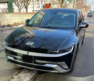 New 3 months, 2400km. Excellent new condition, no issues, no accidents. Black on black. Extra window...