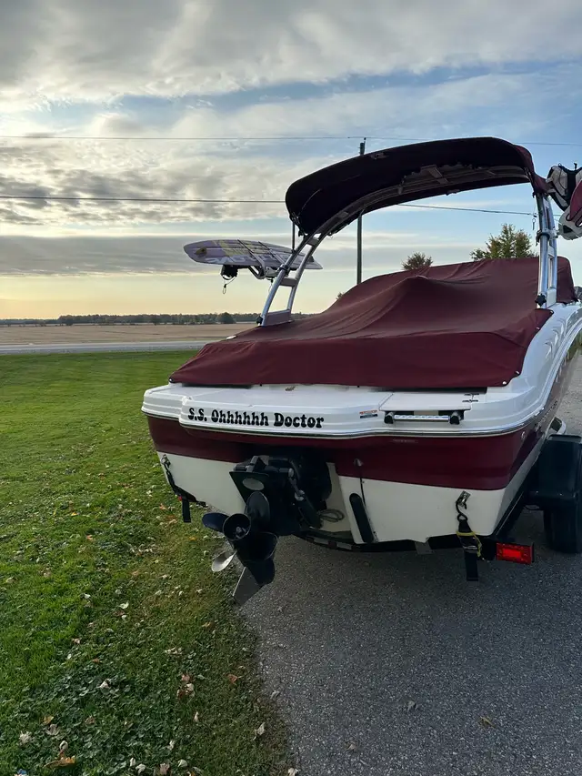 2012 Chaparral H2O Sport Ski Boat in Powerboats & Motorboats in London - Image 3