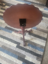 Round foldable table