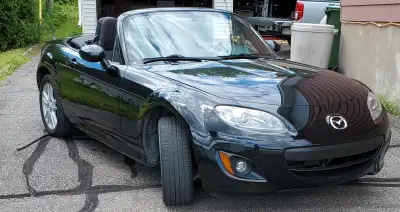 MX5 noir toit souple manuel 5 vitesses 63K kilo excellente condition, batterie et pneus neuf. Demand...