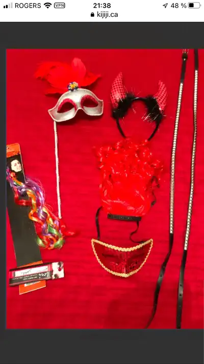 2 Masques, couronne diable, perruque, 2 ceintures, une paire de faux cils, extension de cheveux 8 co...