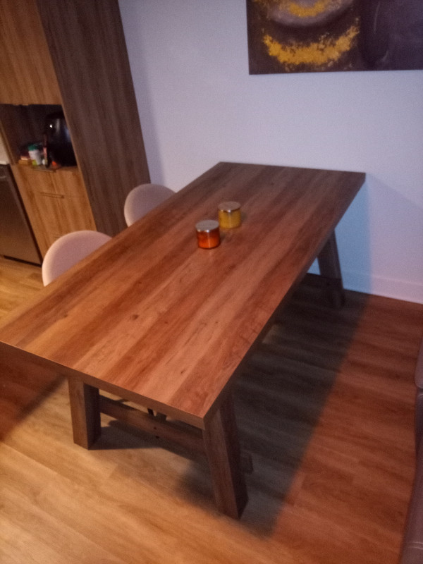 Belle table en bois avec 4 chaises dans Mobilier de salle à manger et cuisine  à Laval/Rive Nord