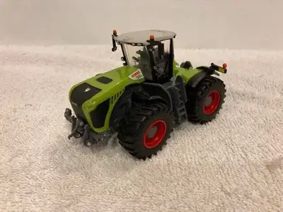 *BACK IN STOCK* 1/64th CLAAS XERION 5000 farm toy tractor produced by ERTL for the National Farm Toy...