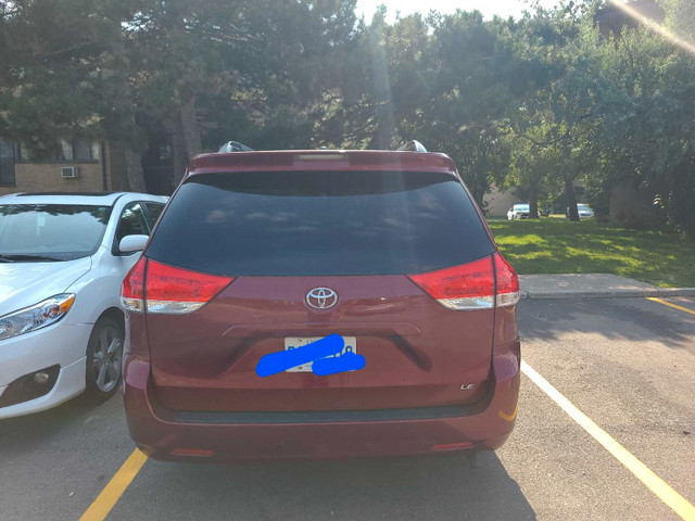 2011 toyota sienna  in Cars & Trucks in Mississauga / Peel Region