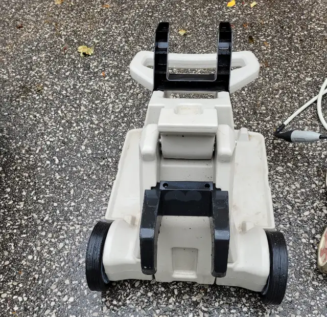 Hayward Pool Robot AV50S for parts. in Hot Tubs & Pools in City of Toronto - Image 8