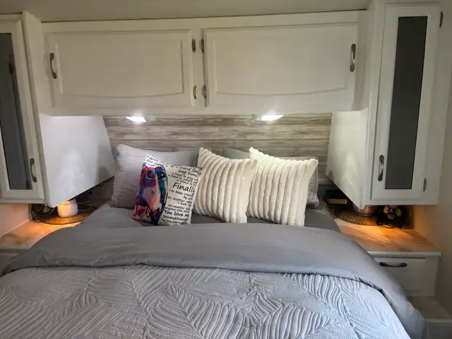 36 Ft Winnebago One with Large Solar Package in Travel Trailers & Campers in Medicine Hat - Image 10