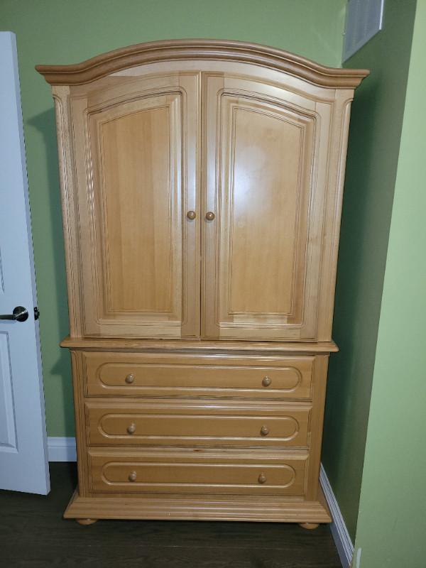 Solid wood queen/double/crib conversion bedroom set in Beds & Mattresses in Hamilton - Image 2