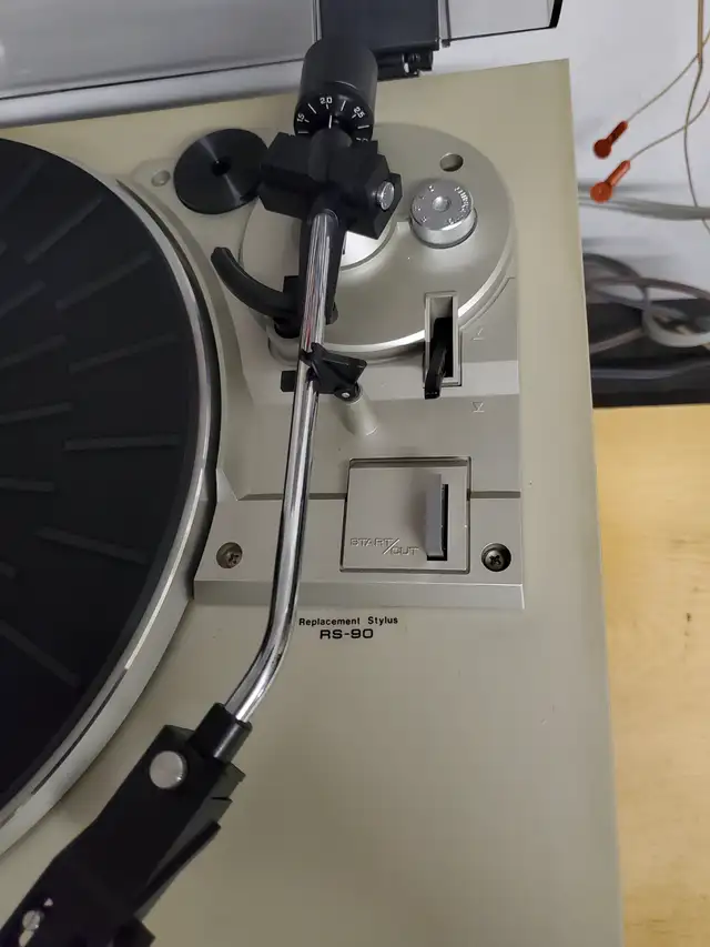 AKAI AP-B20CS RARE VINTAGE BELT DRIVE AUTO-RETURN TURNTABLE BOX in Stereo Systems & Home Theatre in Markham / York Region - Image 5