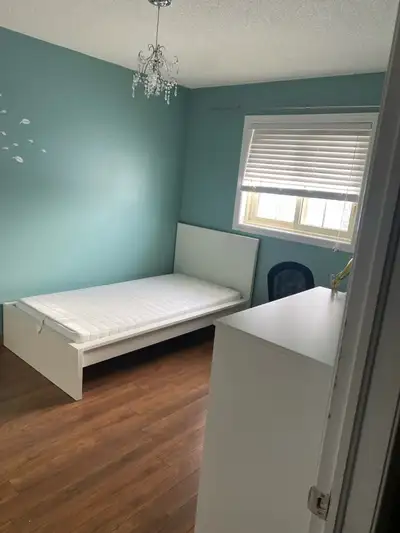 Walking distance to markets and bus stops. Private bathroom and toilet.. Short-term or long-term ren...