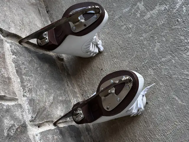 Glacier Jackson Children’s Figure Skates - Size 11 in Skates & Blades in Kitchener / Waterloo - Image 4