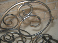 Decorative fireplace grate with vase