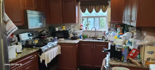 Shared and furnished room for Rent  in Room Rentals & Roommates in City of Toronto - Image 4