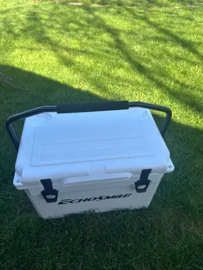 EchoSmile 25 Quart Rotomolded Cooler is built to last and keep your drinks ice-cold for days, making...