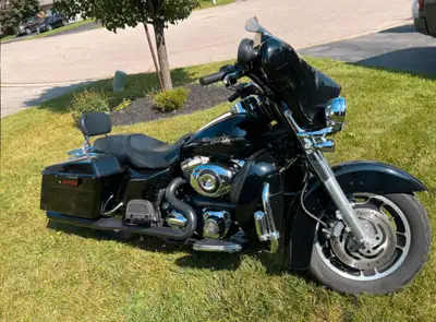 Clean and well kept bike! 96ci, 6 speed, 1450cc FLHX Bike is currently located in Guelph Lots of ext...
