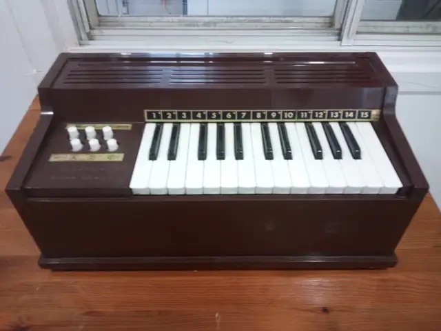 Magnus Tabletop Electric Chord Organ Model 300 in Pianos & Keyboards in Laval / North Shore - Image 2