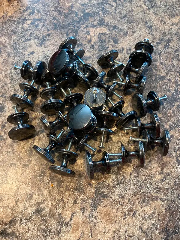Drawer/cabinet pulls/nobs in Cabinets & Countertops in Medicine Hat - Image 2