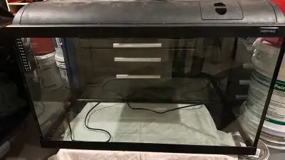 30 gallon aquarium with supplies , Voir plus