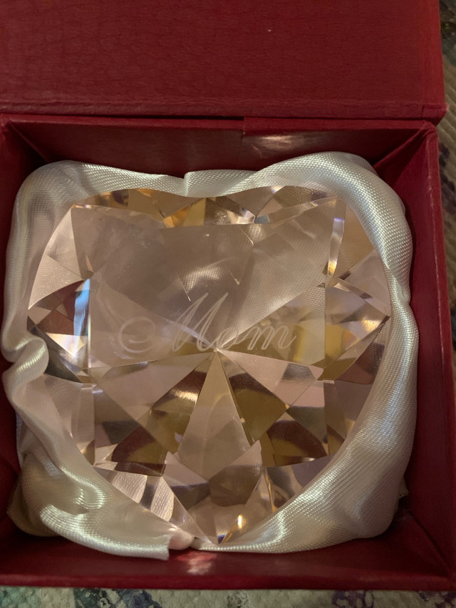 “Mom” Heart Crystal  in Other in Regina