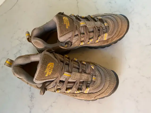 Like new! The North Face women’s suede hiking shoes sz 38 in Women's - Shoes in Kitchener / Waterloo - Image 5