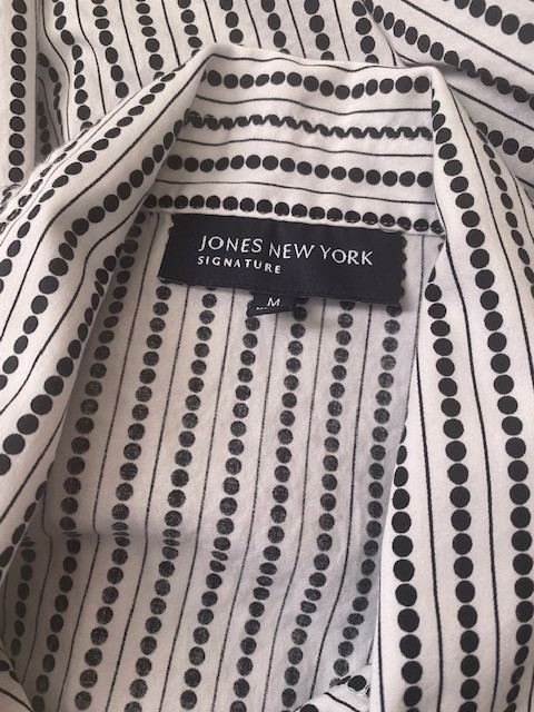 Jones New York Signature Dress Shirt 100% Cotton, Womens Medium in Women's - Tops & Outerwear in Calgary - Image 2