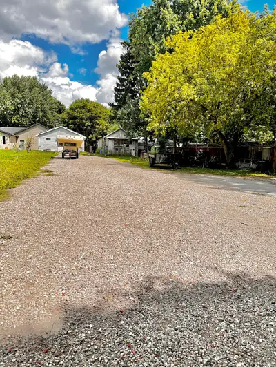 Outdoor long driveway parking space for rent in Kilbride/Burlington. Welcome, trailer, RV, vehicles,...