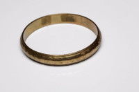 Bracelet moyen en métal martelé de couleur doré