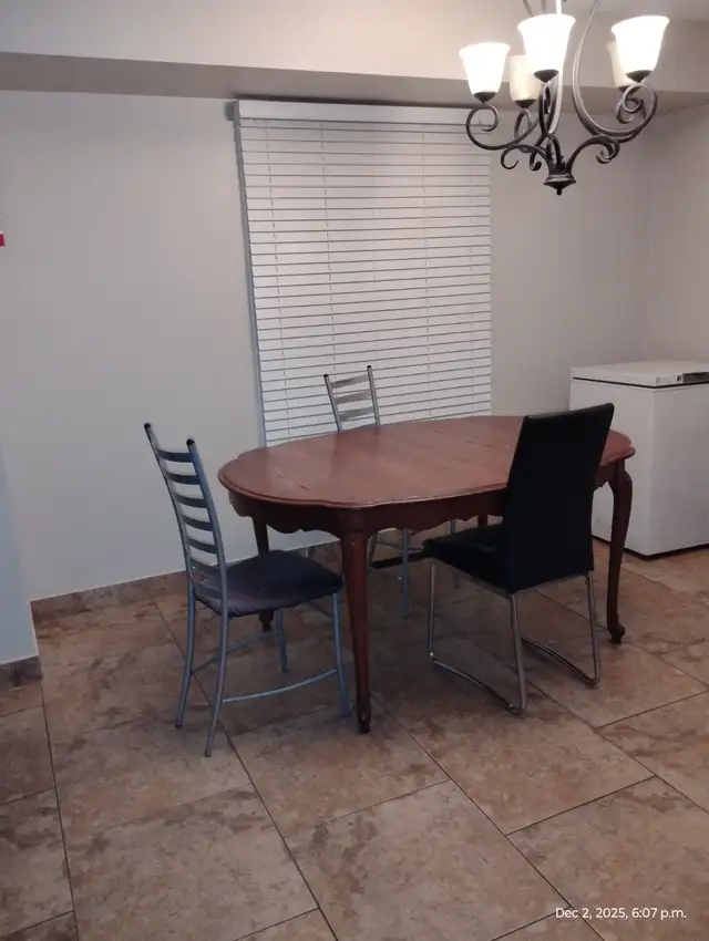 A clean room main floor near Mohawk College with AC all included