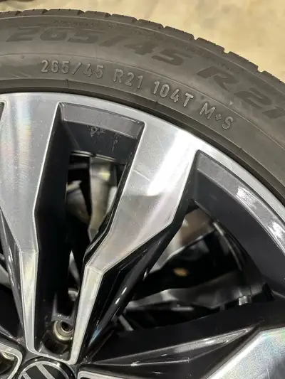 Pneus Pirelli Scorpion 265/45/21 Fabrication 2022 usure deux pneus à 3,5mm et deux autre à 6mm.
