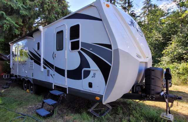 2017 Arctic Fox 25Y For Sale in Travel Trailers & Campers in Comox / Courtenay / Cumberland