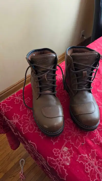 Rarely used. Waterproof. Size 9(42)