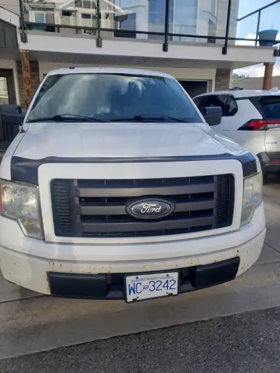 2012 Ford F-150 STX Xcab 2WD. One owner. No accidents. 305,000km. Factory trailer hitch package with...