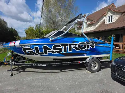 Glastron gts 2010 5.0 litre mpi 272 hp super de beau bateaux full chrome 19.5 pied seulement 150 heu...