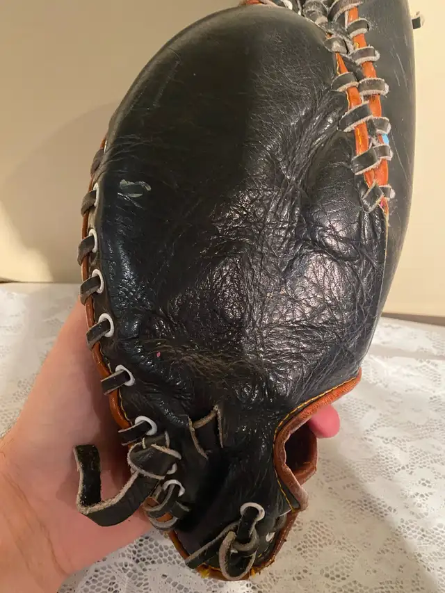 Vintage Mastercraft S-1041 Leather Baseball Glove in Baseball & Softball in Hamilton - Image 5